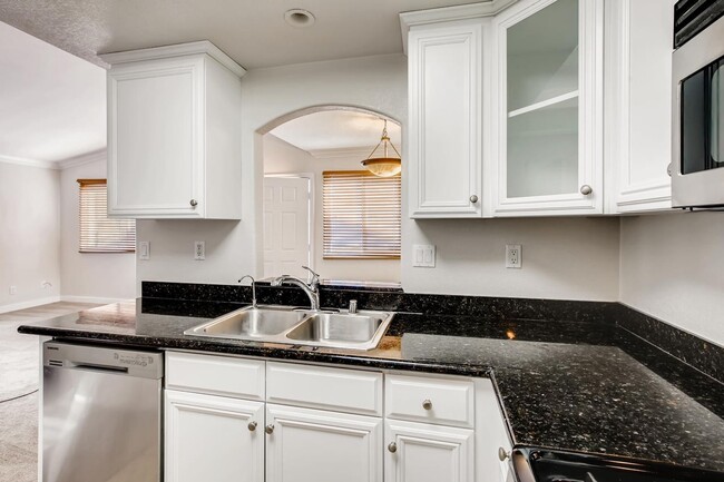 Building Photo - Spacious 2BR/2BA Top-Floor Condo in Gated ...