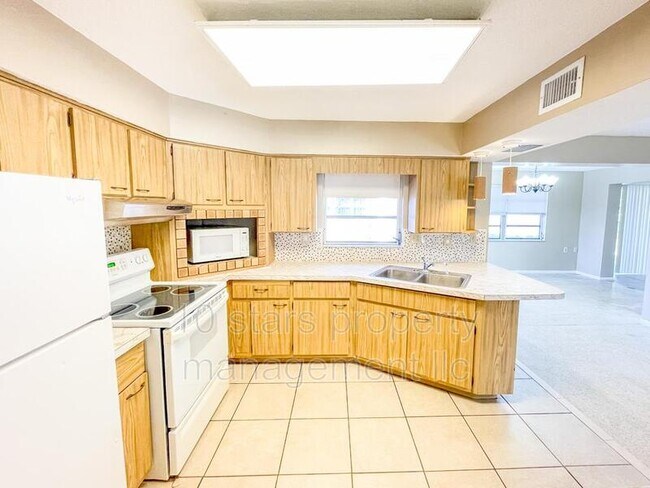 Building Photo - 1829 Villa Rosa Dr