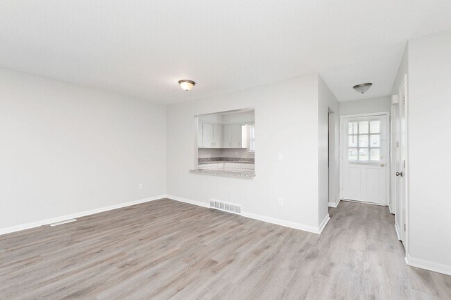 Building Photo - Remodeled & Updated 2 Bedroom Duplex Unit!