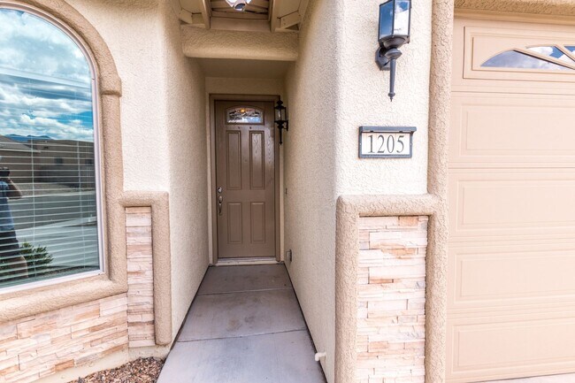 Building Photo - Gorgeous 4 Bedroom 2 Bathroom Home! Central A/C, 2 Car Garage