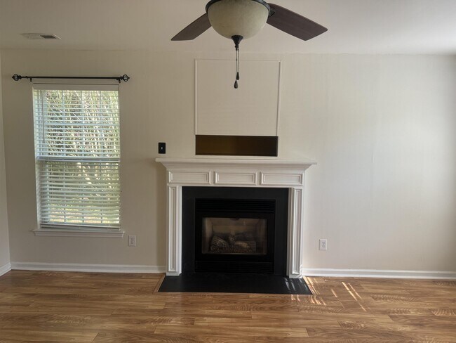Foto del edificio - 1410 Juniper Hills Ln