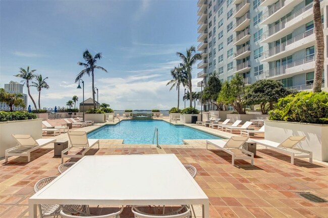 Foto del edificio - 111 Brickell Bay Dr