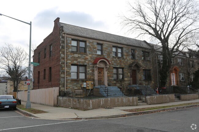 Building Photo - 1621-1623 Holbrook St NE