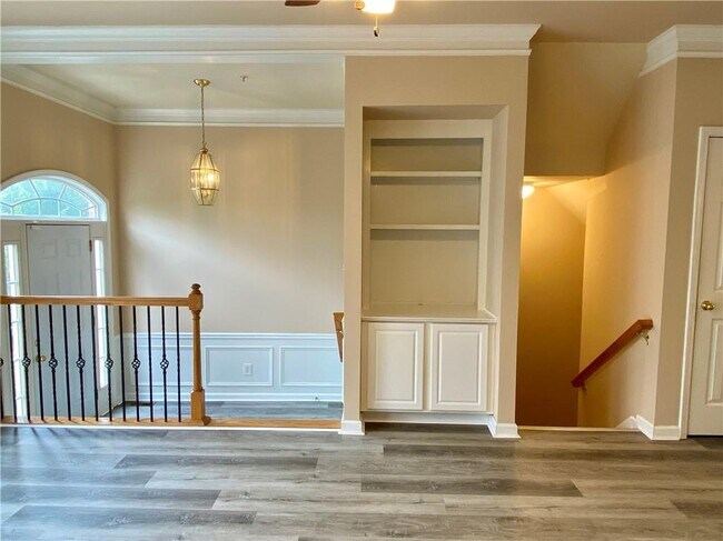 Building Photo - 423 Iona Abbey Dr SE