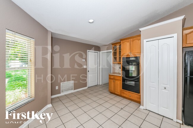 Building Photo - 325 Crabtree Ave