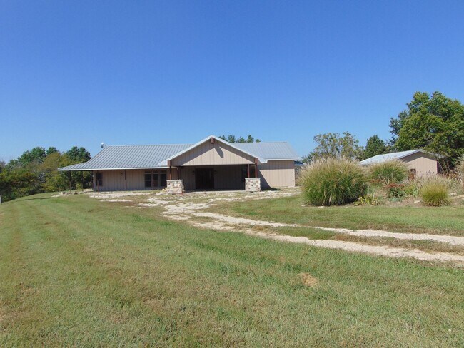 Building Photo - Majestic 3 Bed Mid MO Ranch!