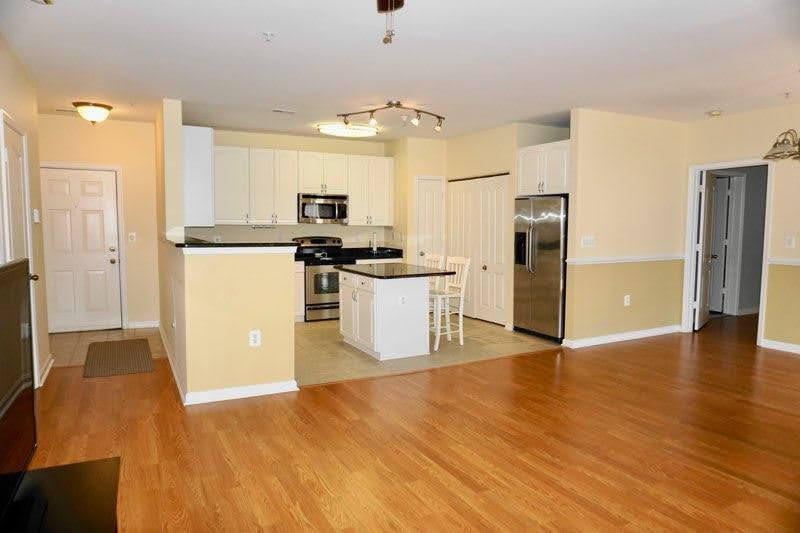 400 Symphony Cir Unit 413, Cockeysville, MD 21030 Condo for Rent in