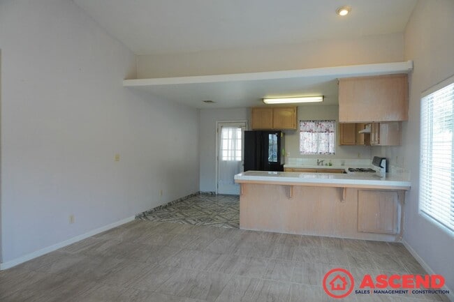 Building Photo - Spacious Home in Wasco!