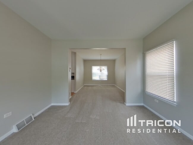 Building Photo - 1318 Deerpath Cir