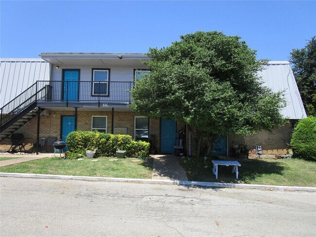 Building Photo - 616 Londonderry Ln