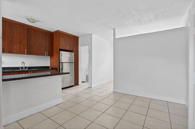 Foto del edificio - Bright & Modern 1-Bedroom Apartment in Prime Oakland Park Location