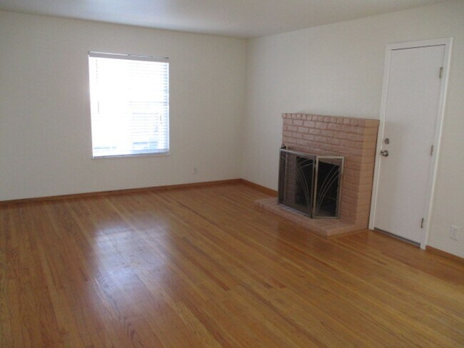 Foto del edificio - Newark Home is in perfect area for commuti...