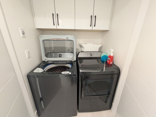 Building Photo - View of the Bay! 3 Bed 3.5 Bath with Garage!