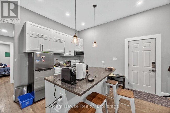 Building Photo - 253 King St