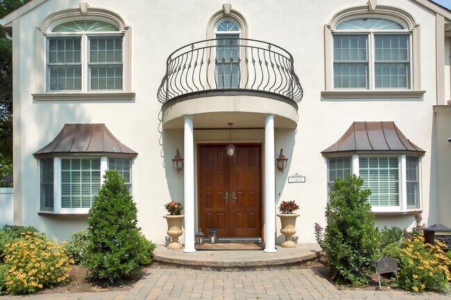 Building Photo - 183 Manhasset Ave