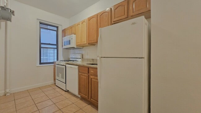 Building Photo - 165 Pinehurst Ave