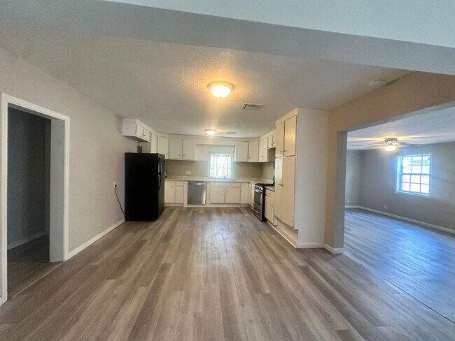 Foto del edificio - Spacious 3/2 available NOW