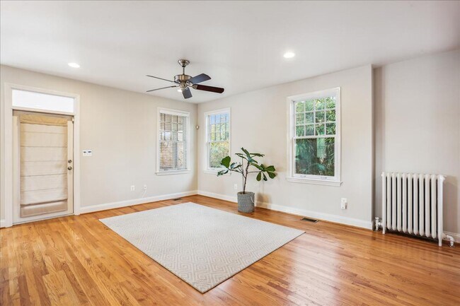 Foto del edificio - Gorgeous 4br/3.5bth single family home wit...
