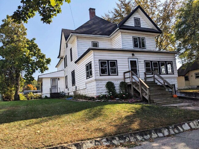 Foto del edificio - "Charming 2-Bedroom on West Madison Street with Spacious 1064 Sq Ft Layout!"
