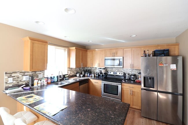 Building Photo - 3 Bed 2.5 Bath - 3 Car Garage - Groups -  ...