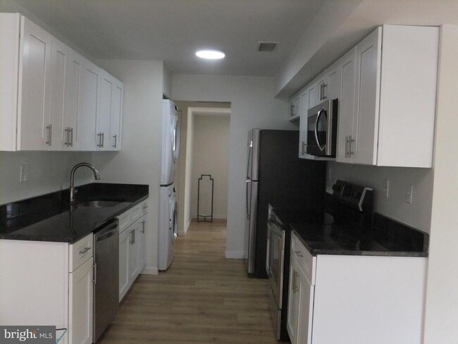 Building Photo - 1720 Oakwood Terrace