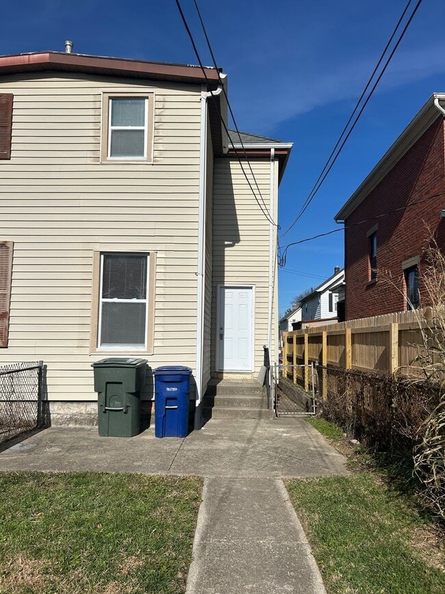 Building Photo - Spacious 1 Bedroom 1/2 Double with Basement & Extra Room