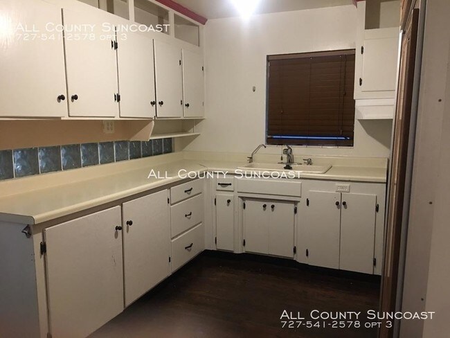 Building Photo - 4 bedroom in St Petersburg FL 33710