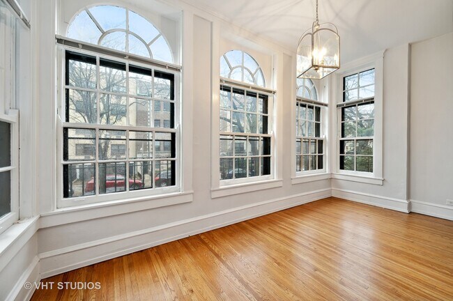 Foto del edificio - 462 W Briar Pl
