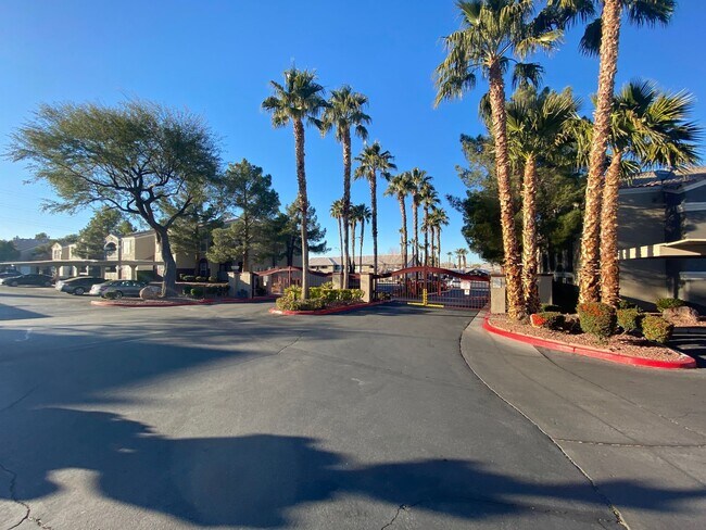 Foto del edificio - SW!! First floor unit with Balcony!! Gated!! Clubhouse!!  Community pool!! Spa!! Exercise Room!! ...