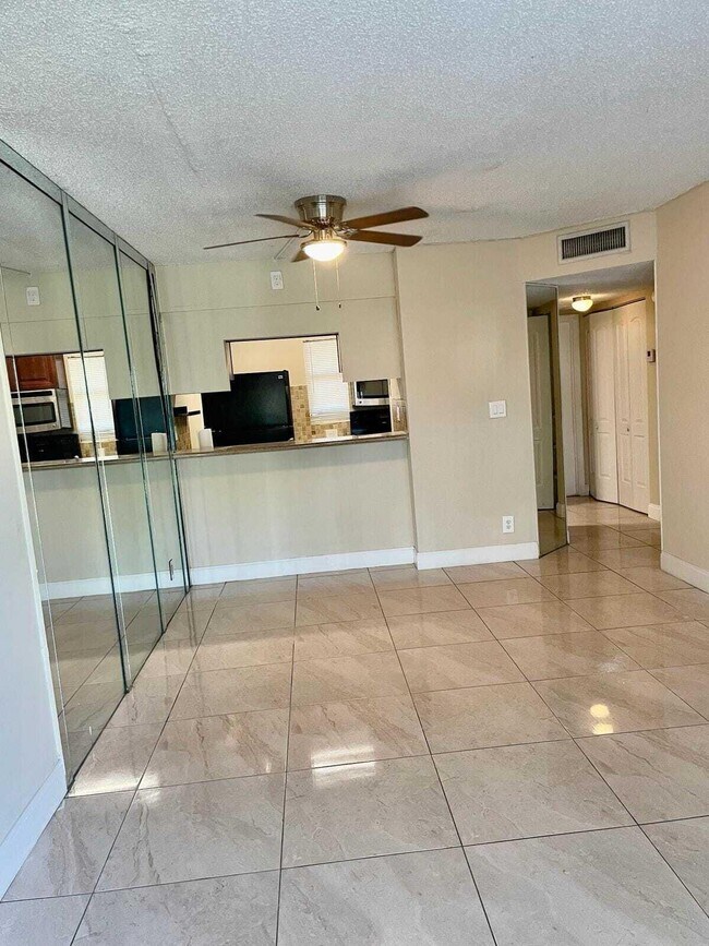 Building Photo - 9905 Twin Lakes Dr