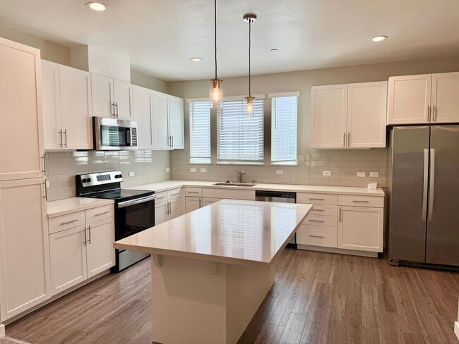 Foto del edificio - $4,190 / 4 BR - MODERN FREMONT TOWNHOME WITH JUNIOR SUITE, PRIVATE BALCONY & PRIME LOCATION!