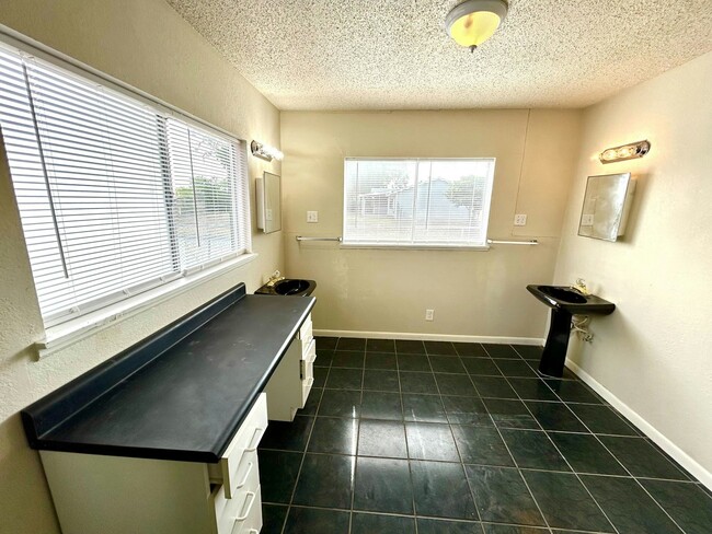 Photo - 4631 Argonne Dr House