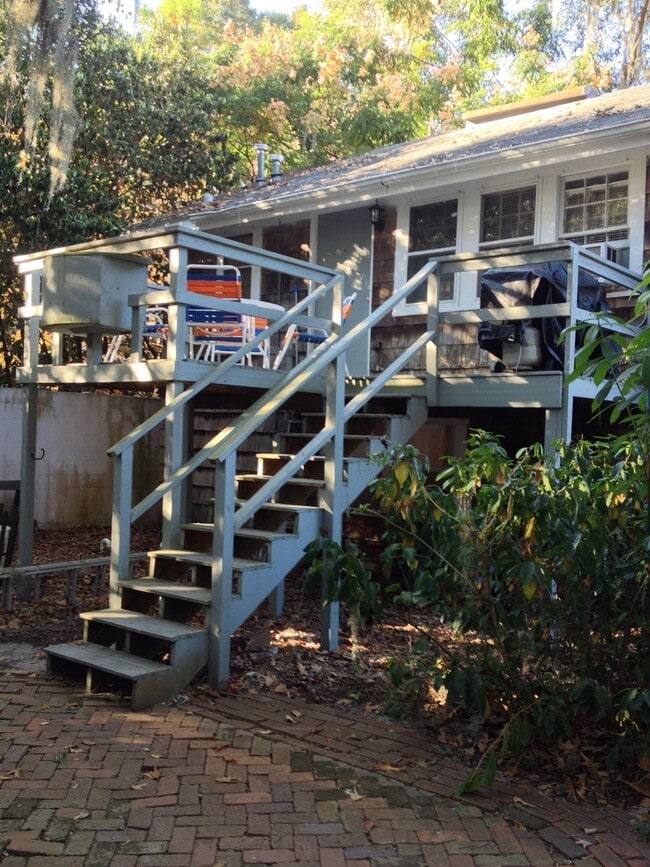 Building Photo - Walk to Campus from this 2 bedroom 1 bath ...