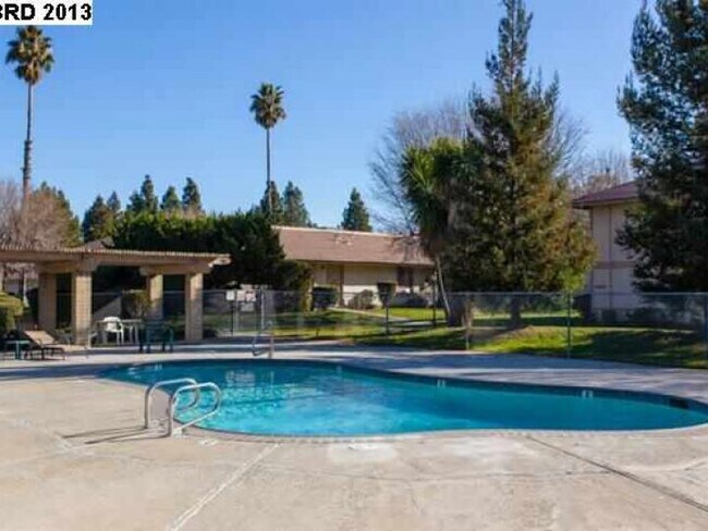 Área de piscina - 4260 Clayton Rd