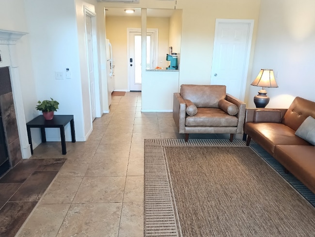 Building Photo - 1620 1/4 York Dr