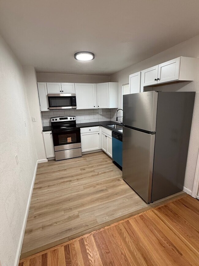 Building Photo - Newly remodeled 3 bedrooms and 2 full baths home located in Independence, MO