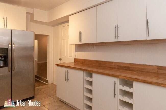 Building Photo - 3511 W Dickens Ave