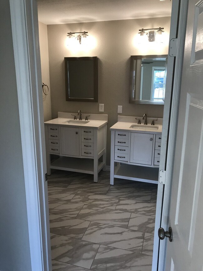 Building Photo - Pre-Leasing Remodeled 3/2!