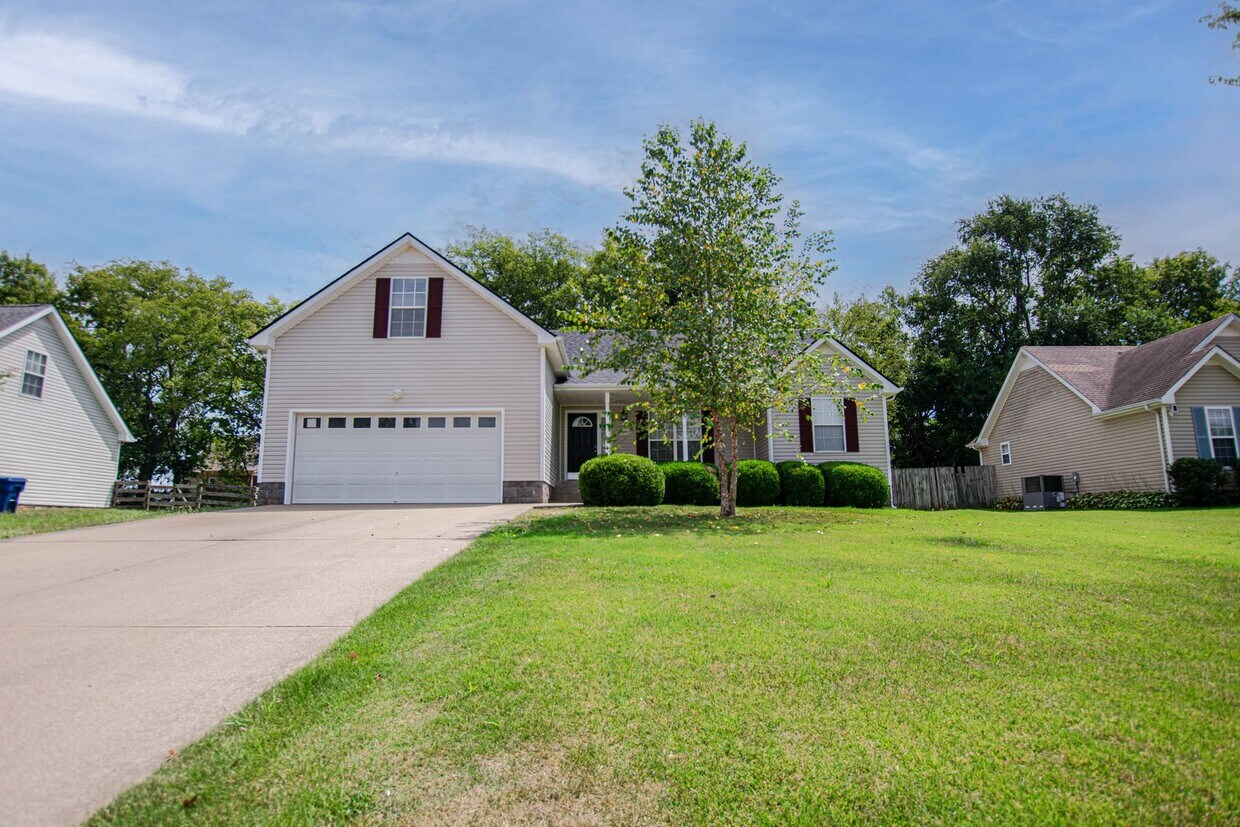 Primary Photo - Pet Friendly Three Bedroom with Bonus!