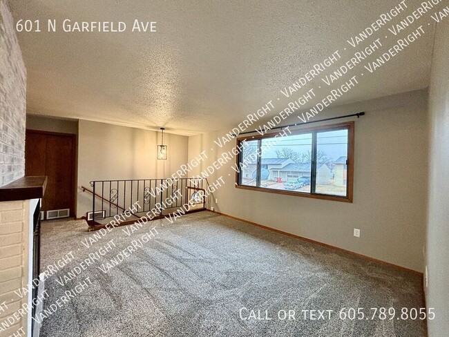 Building Photo - Charming 2-Bedroom Upper-Level Duplex for ...