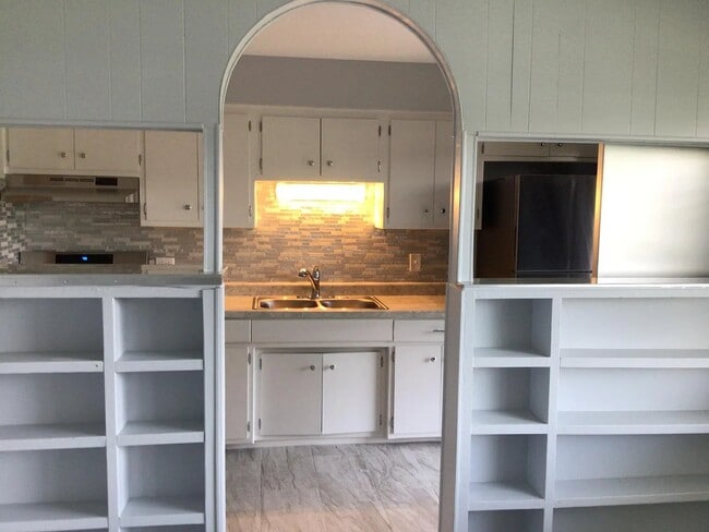 Building Photo - 7043 S East End Ave