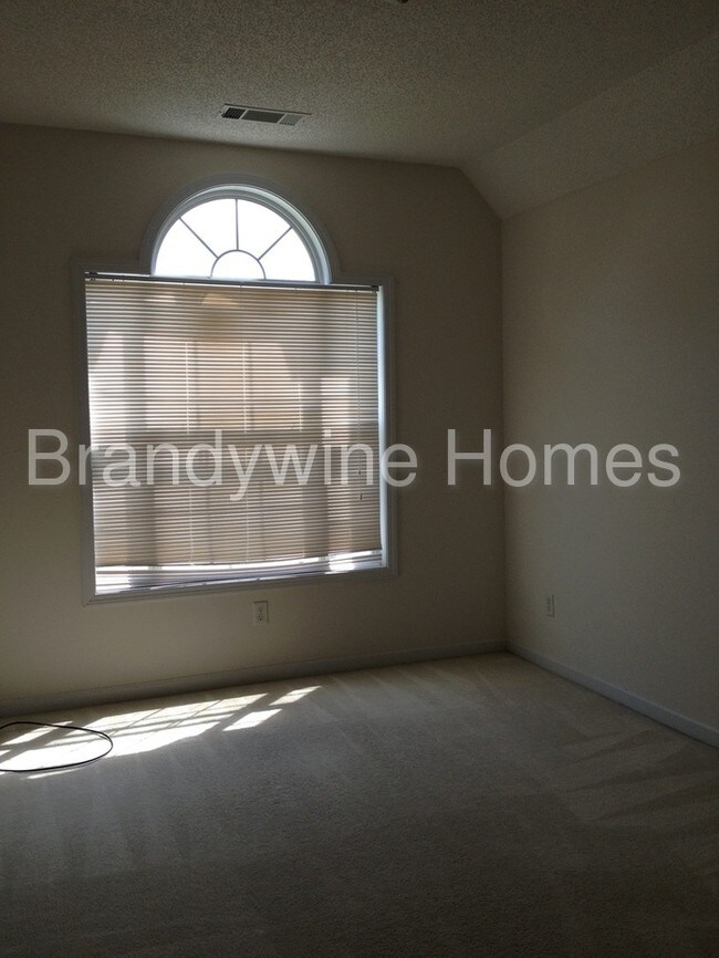 Building Photo - 4652 Garden City Dr