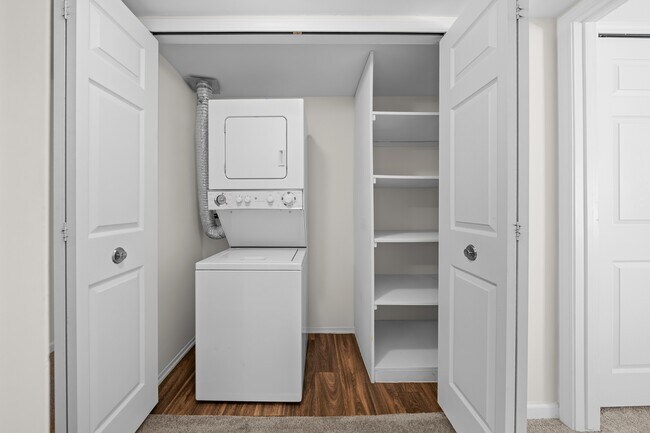Amplio cuarto de lavandería y ropa blanca dentro de la unidad en Lakeside Village Apartments, Clinton Township, MI. - Lakeside Village Apartments