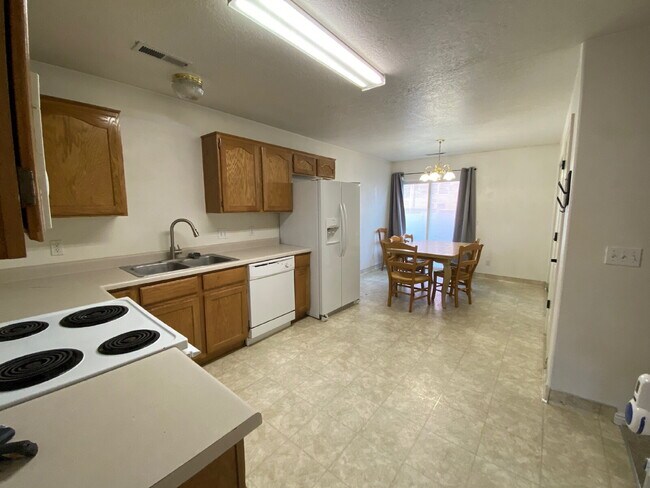 Foto del edificio - "2-Bedroom Townhouse with 2 Full Baths in the Heart of Saint George - Spacious 1,290 Sq. Ft. Retr...