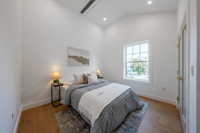 Building Photo - 10 Rockland St