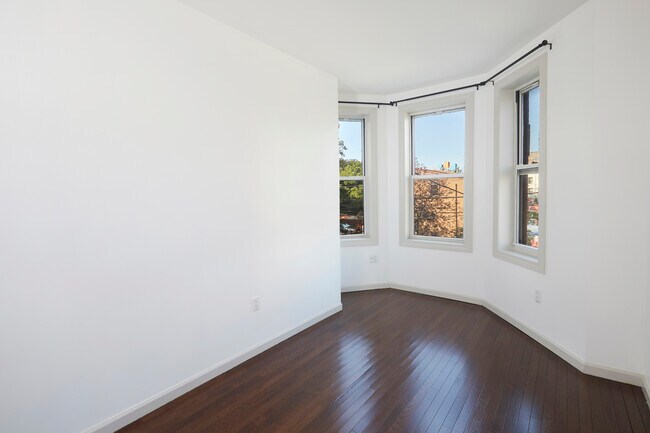 Building Photo - 321 Wyona St
