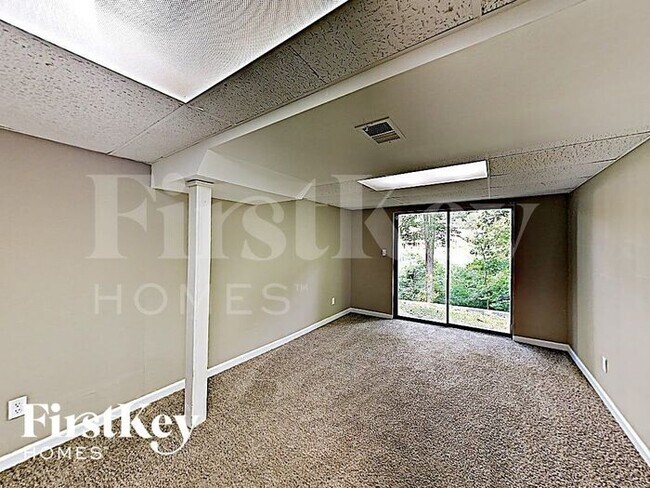 Building Photo - 733 Millwood Dr