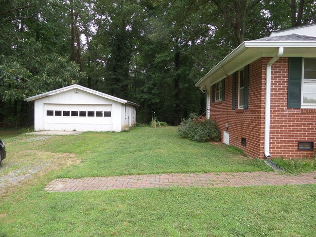 Building Photo - Nice 2 bed 1 bath brick ranch located in M...