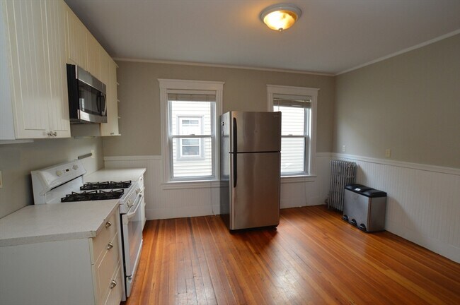 Building Photo - 64 Hathorne St
