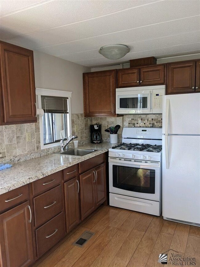 Foto del edificio - 13827 E 49th St